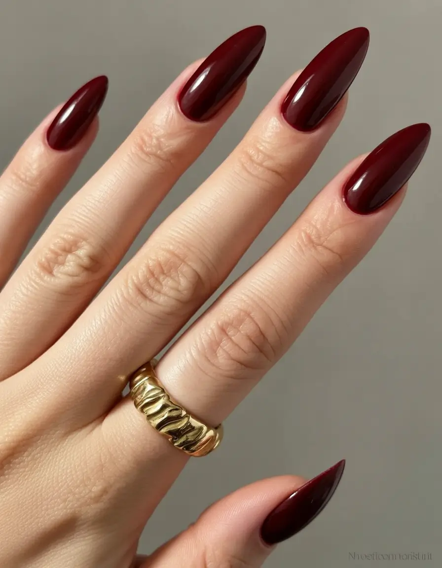 gel short Classic Glossy Crimson: Iconic and Untouchable