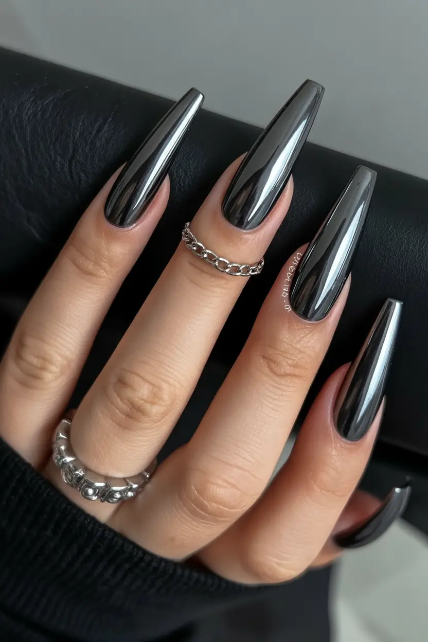 simple nails Liquid Chrome Black for a Modern Edge